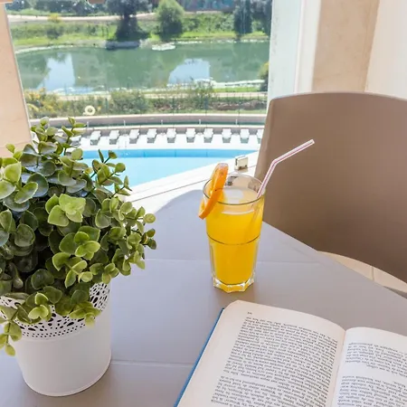 The Navigator - Solaqua